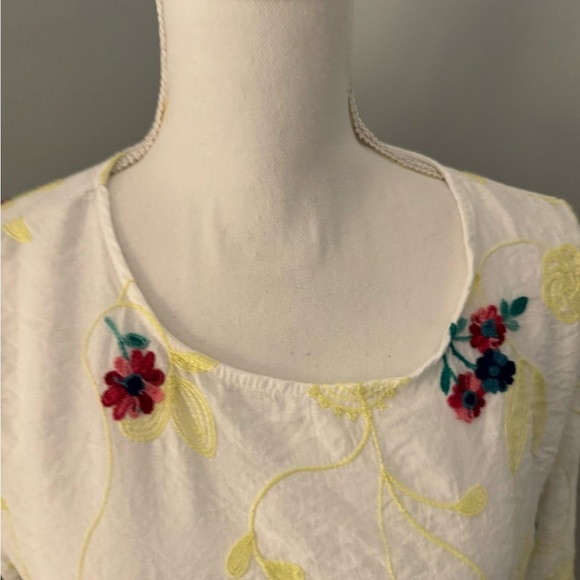 Kindred top floral and embroidered White. size L. Beautiful - Picture 5 of 9